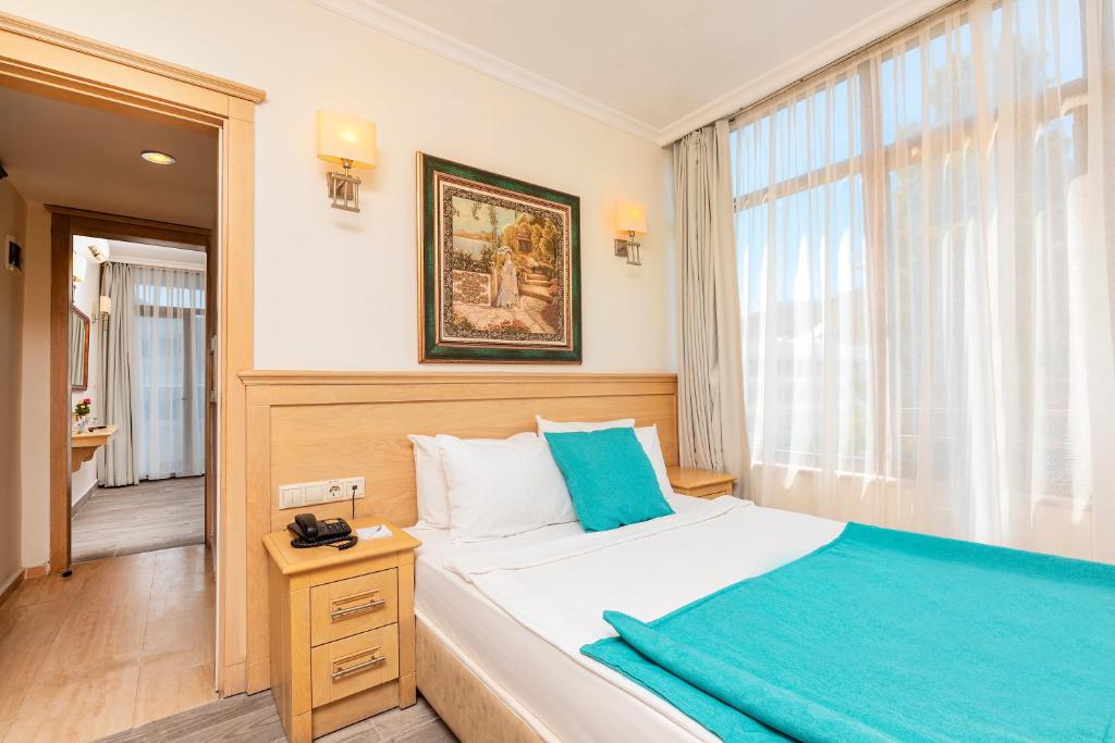 Postel nebo postele na pokoji v ubytování Kayamaris Hotel