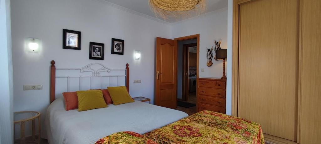 1 dormitorio con 1 cama y vestidor en Pisos Vistalegre 2A con jardín tranquilos cerca del mar, en Sanxenxo