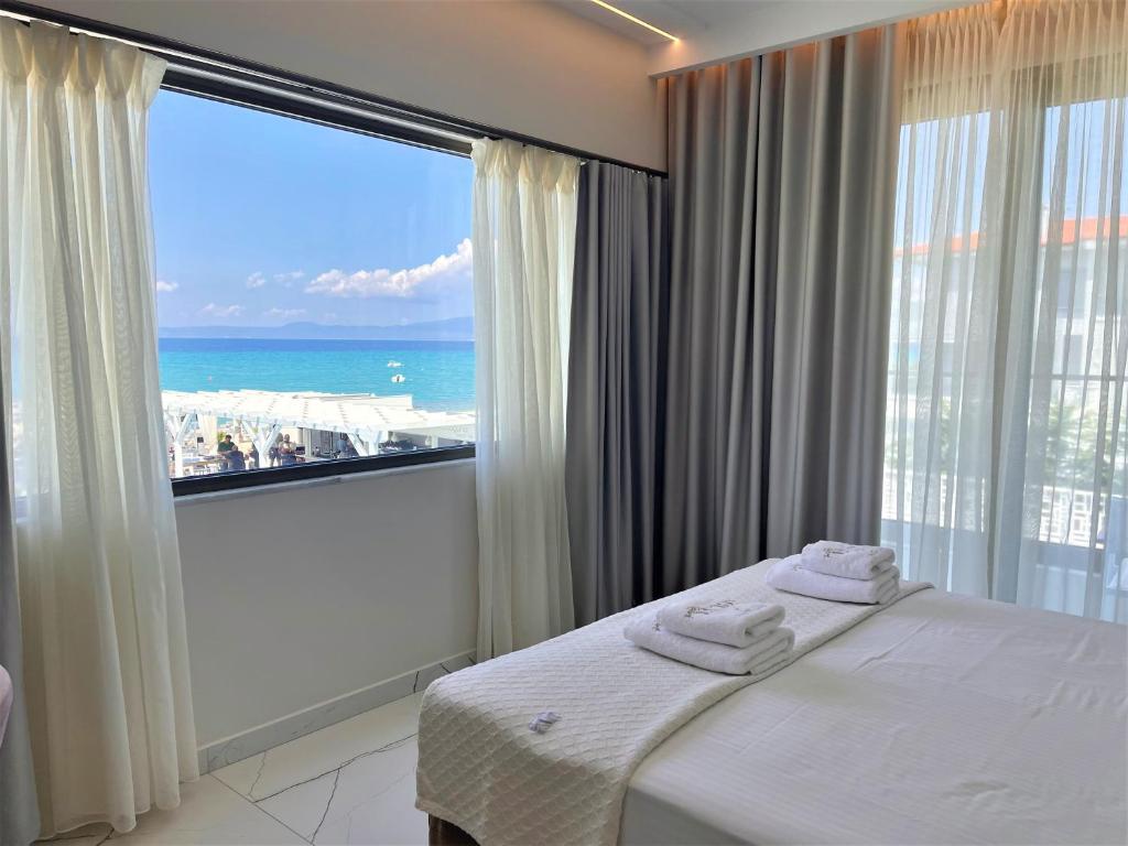 Un pat sau paturi într-o cameră la Laguna Resort Boutique Hotel