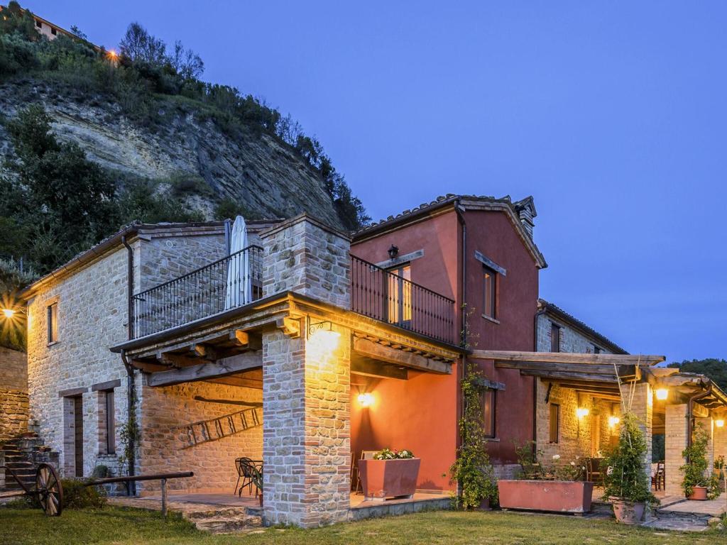 Monte San MartinoにあるSplendid Apartment with Pool near Sibillini Mountainsのバルコニー付きの建物