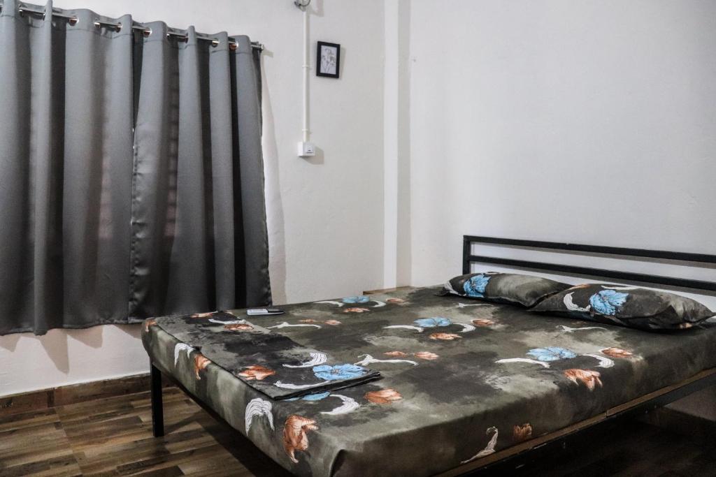 Postel nebo postele na pokoji v ubytování Satvik Stays