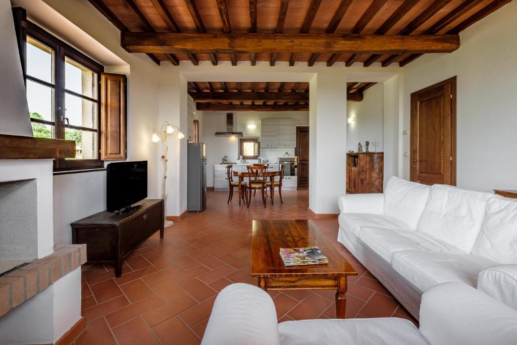 A television and/or entertainment centre at Melograno Poderone