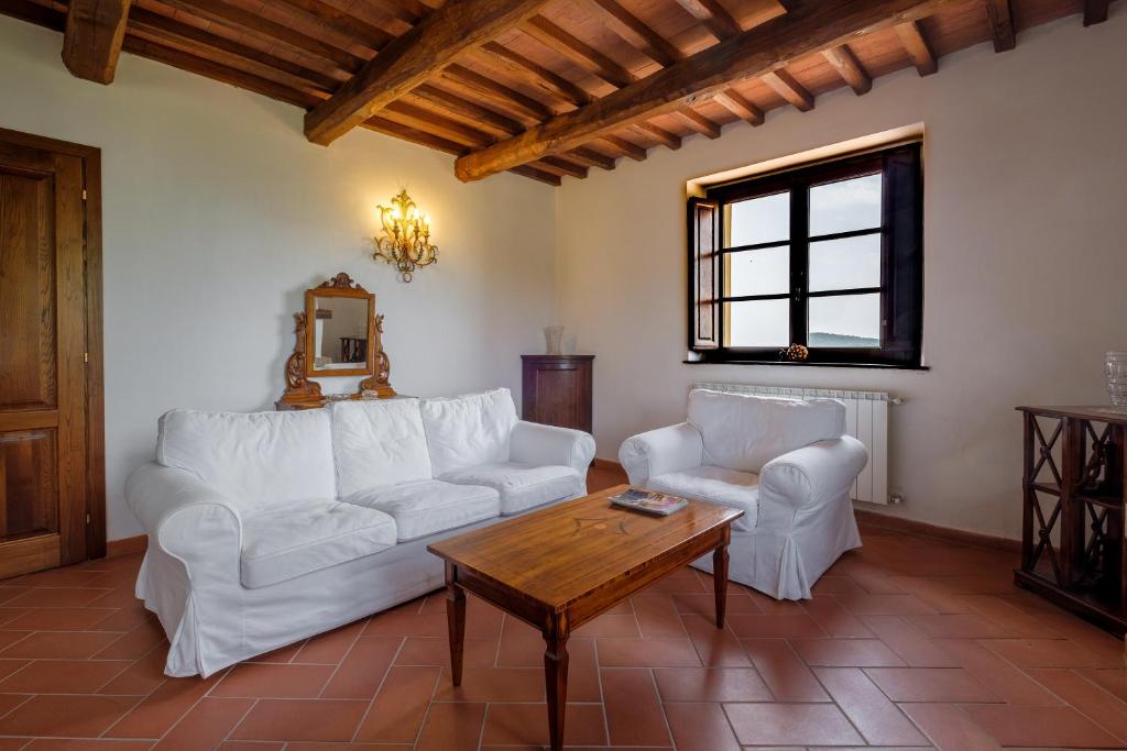 A seating area at Melograno Poderone