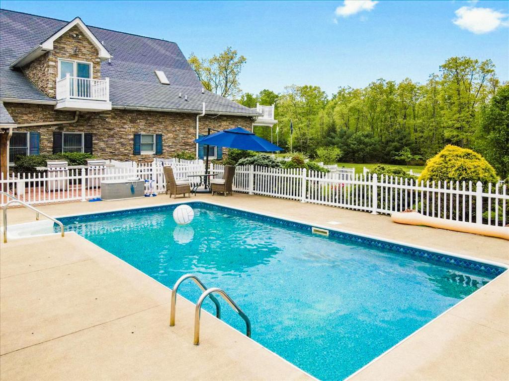 Villa 174 Acre Luxury Mansion Rental w/ Pool/HotTub/Tennis Court in