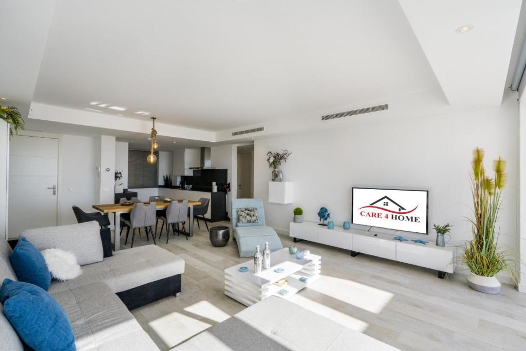 TV a/nebo společenská místnost v ubytování AL-1312 ESTEPONA - APARTMENT - ALCAZABA LAGOON