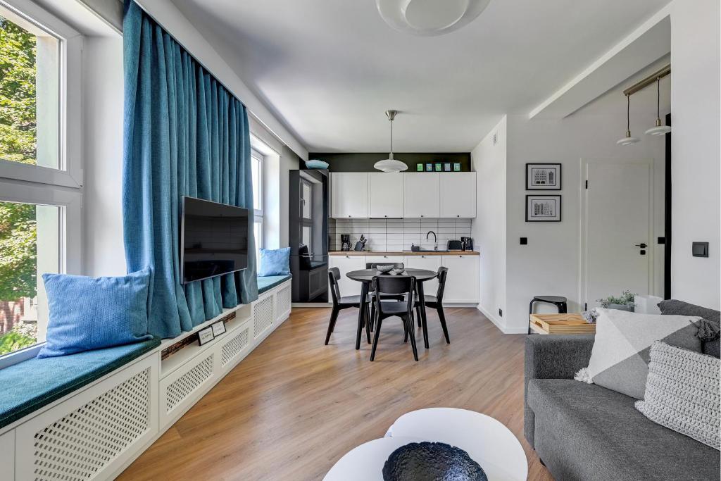 een woonkamer en keuken met een bank en een tafel bij 4 Lions Grobla in Gdańsk