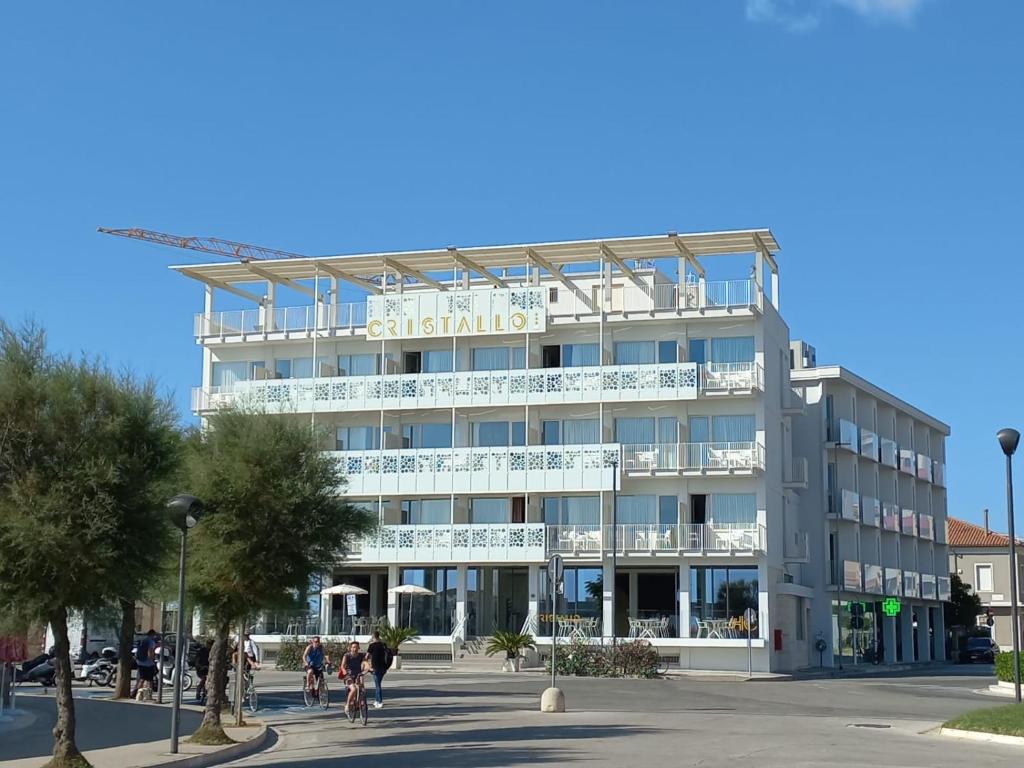 een gebouw waar mensen voor lopen bij Hotel Cristallo in Senigallia