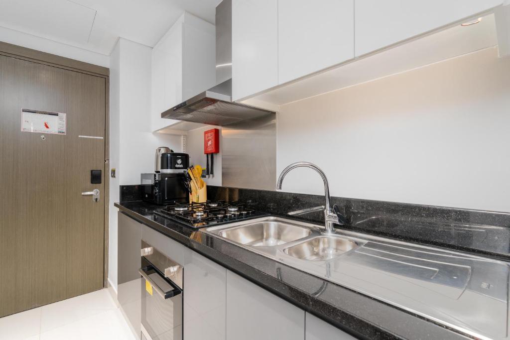 Kuchyň nebo kuchyňský kout v ubytování Vacay Lettings - Damac Prive studio