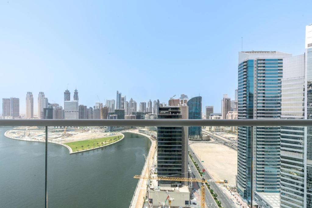 Nespecifikovaný výhled na destinaci Dubaj nebo výhled na město při pohledu z apartmánu