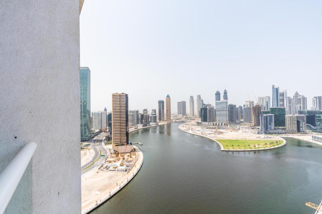 Nespecifikovaný výhled na destinaci Dubaj nebo výhled na město při pohledu z apartmánu