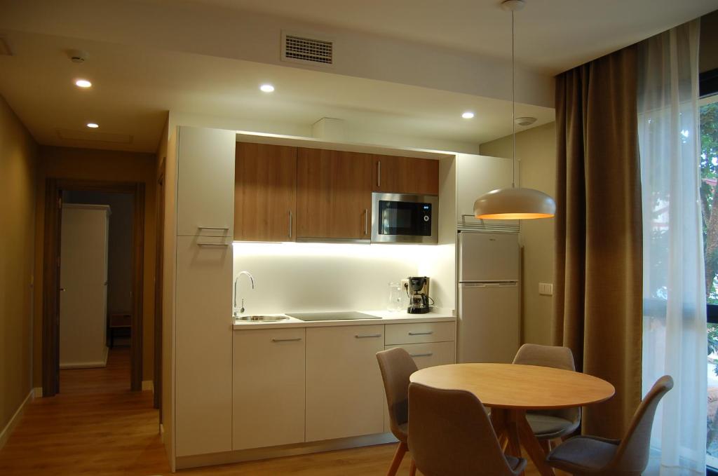 Kuchyň nebo kuchyňský kout v ubytování Dauria Suites HA