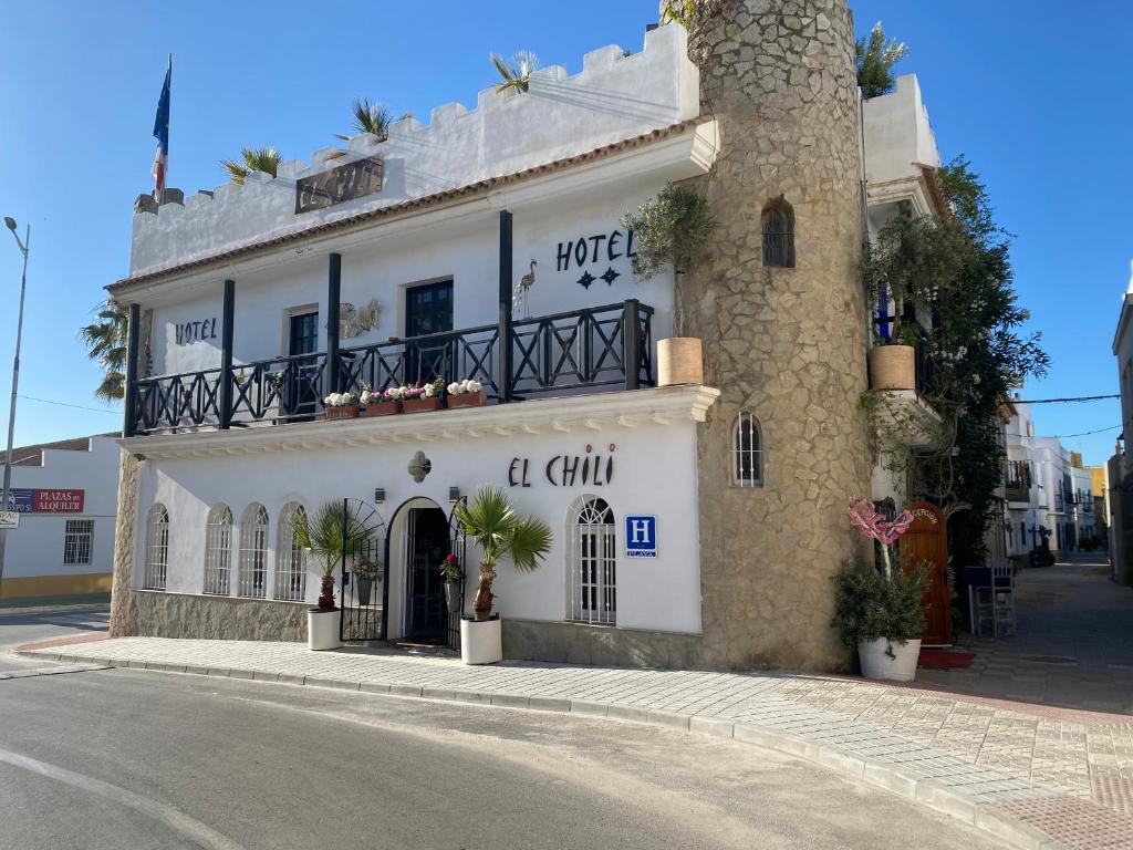 een gebouw aan de straatkant bij El Chili Boutique Hotel in Barbate