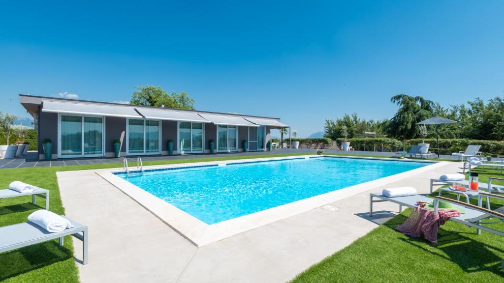 una piscina en el patio trasero de una casa en Villa Atmosfere 8, Emma Villas, 