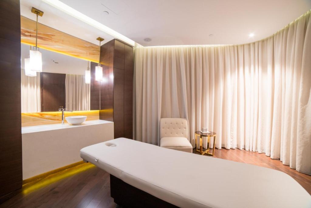 Postel nebo postele na pokoji v ubytování Vacay Lettings - Damac Prive studio