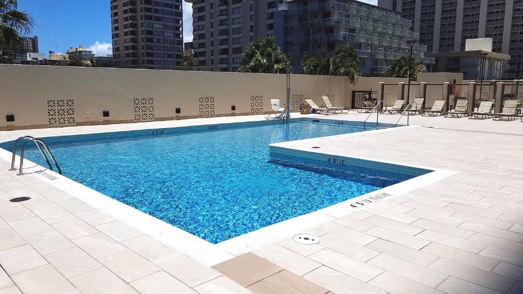 Bazén v ubytování Waikiki Kuhio 1-bedrm Apt, Ocean view, Free Parking & Wifi nebo v jeho okolí