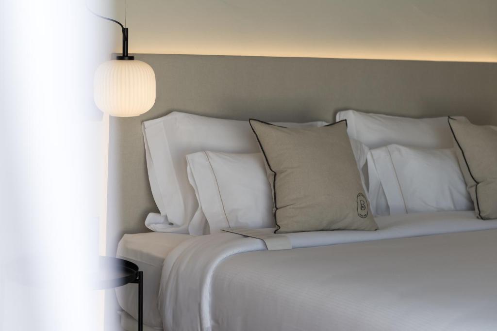 Postel nebo postele na pokoji v ubytování Hotel Montjoi by Brava Hoteles