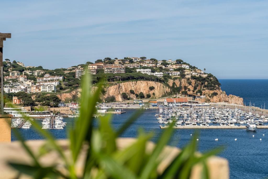 vistas a un puerto con barcos en el agua en Hotel Montjoi by Brava Hoteles, en Sant Feliu de Guíxols