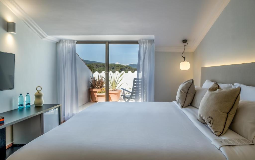 Postel nebo postele na pokoji v ubytování Hotel Montjoi by Brava Hoteles