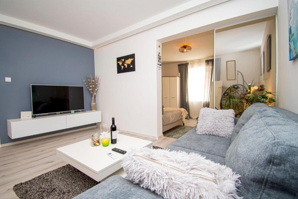 a living room with a couch and a tv at Oasis apartment in Pula