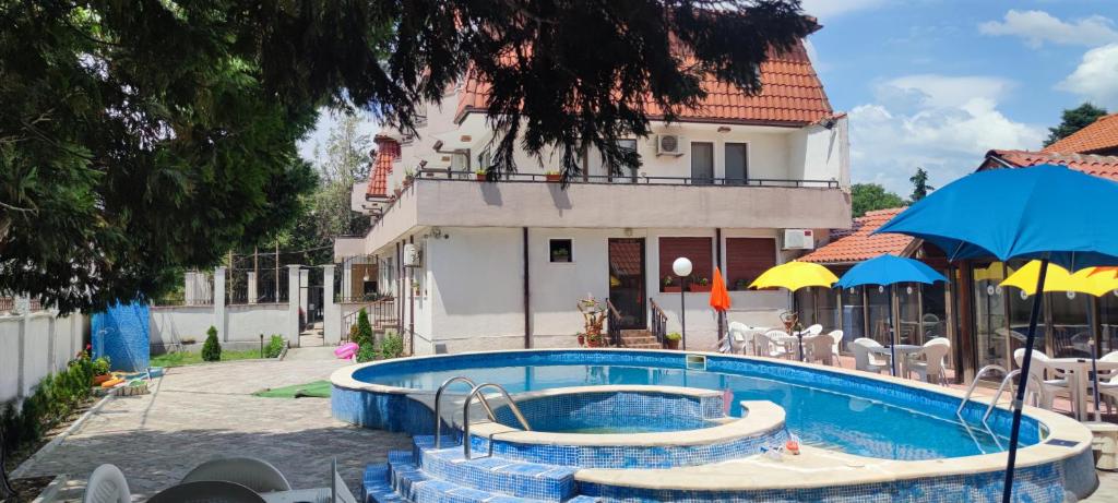 uma piscina em frente a uma casa em FAMILY HOTEL SAINT PETER em St. Constantine and Helena