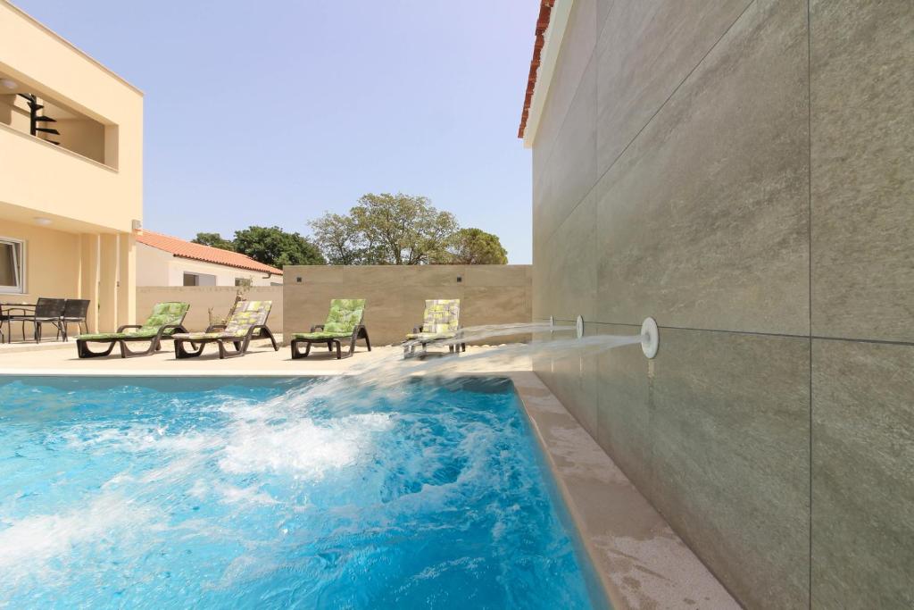 Bazén v ubytovaní Villa Sunshine with private Hydromassage Pool near the beach alebo v jeho blízkosti