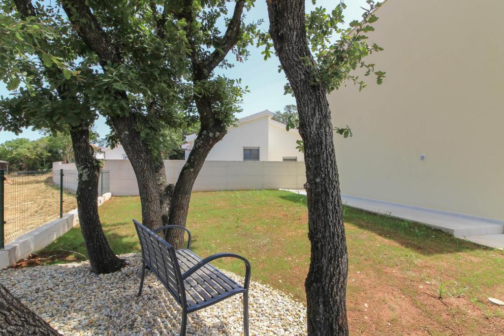 Vonkajšia záhrada v ubytovaní Villa Sunshine with private Hydromassage Pool near the beach