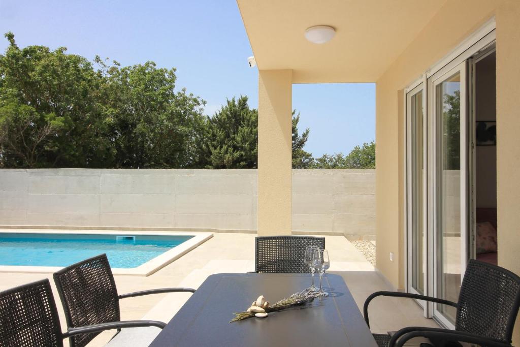 Bazén v ubytovaní Villa Sunshine with private Hydromassage Pool near the beach alebo v jeho blízkosti