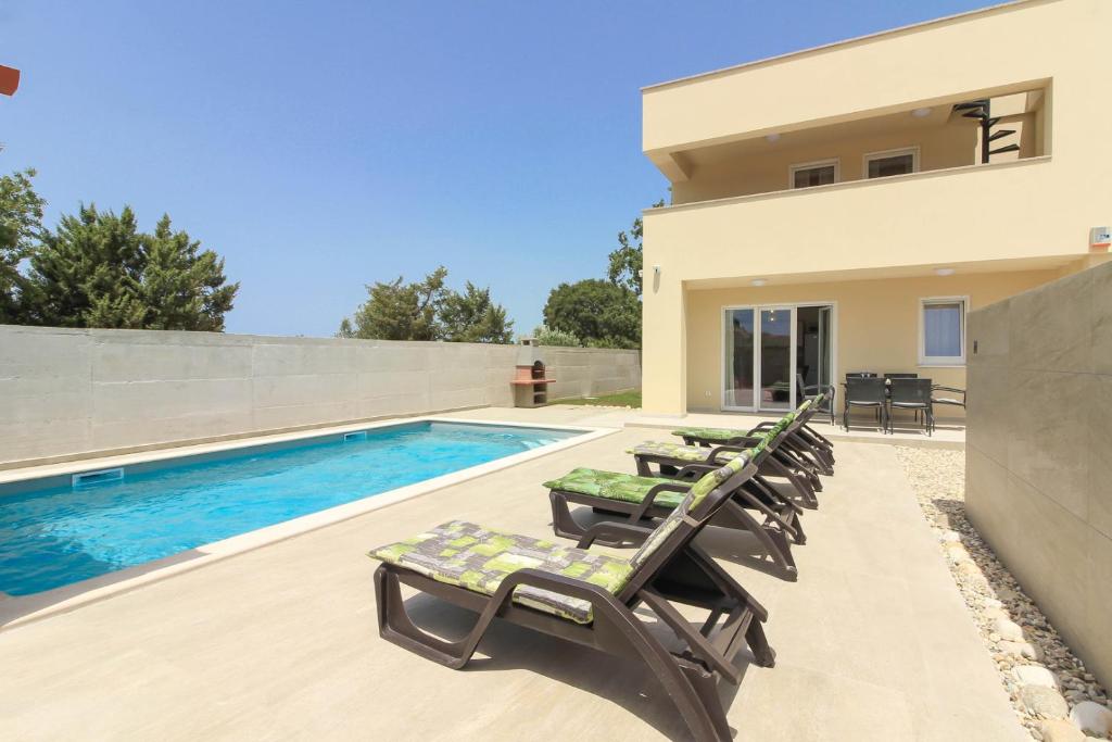 Bazén v ubytovaní Villa Sunshine with private Hydromassage Pool near the beach alebo v jeho blízkosti