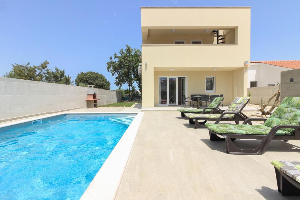 Bazén v ubytovaní Villa Sunshine with private Hydromassage Pool near the beach alebo v jeho blízkosti