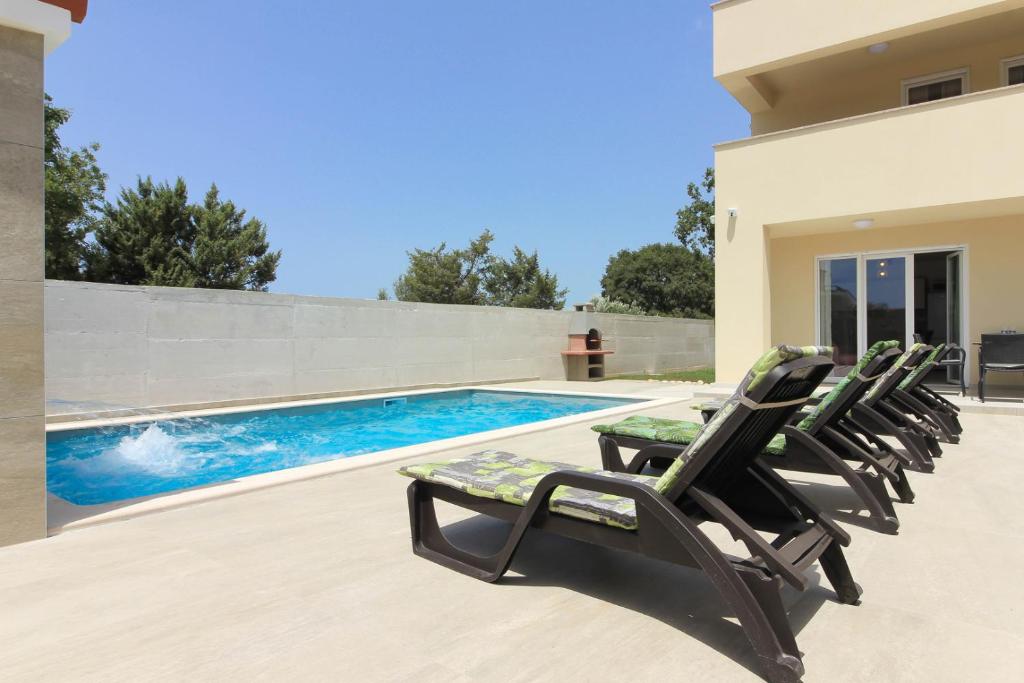 Bazén v ubytovaní Villa Sunshine with private Hydromassage Pool near the beach alebo v jeho blízkosti