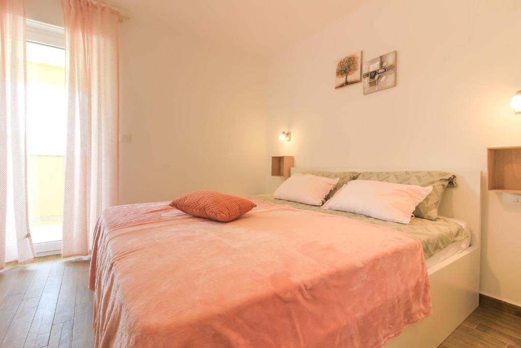 Posteľ alebo postele v izbe v ubytovaní Villa Sunshine with private Hydromassage Pool near the beach