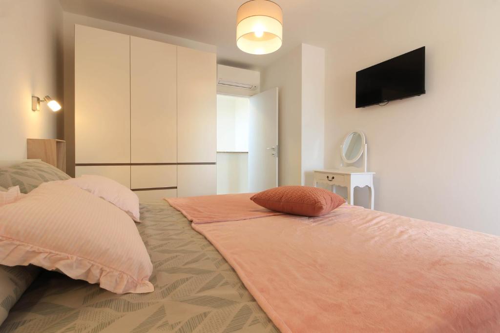 Posteľ alebo postele v izbe v ubytovaní Villa Sunshine with private Hydromassage Pool near the beach