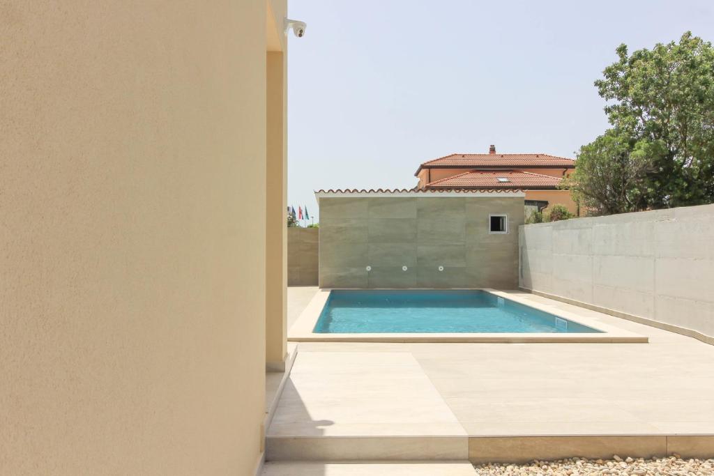 Bazén v ubytovaní Villa Sunshine with private Hydromassage Pool near the beach alebo v jeho blízkosti