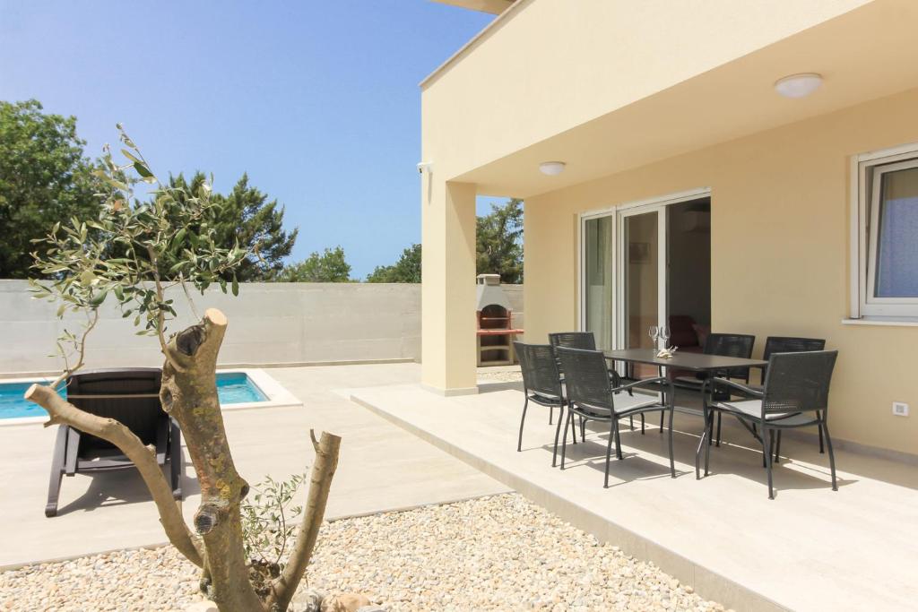 Balkón alebo terasa v ubytovaní Villa Sunshine with private Hydromassage Pool near the beach