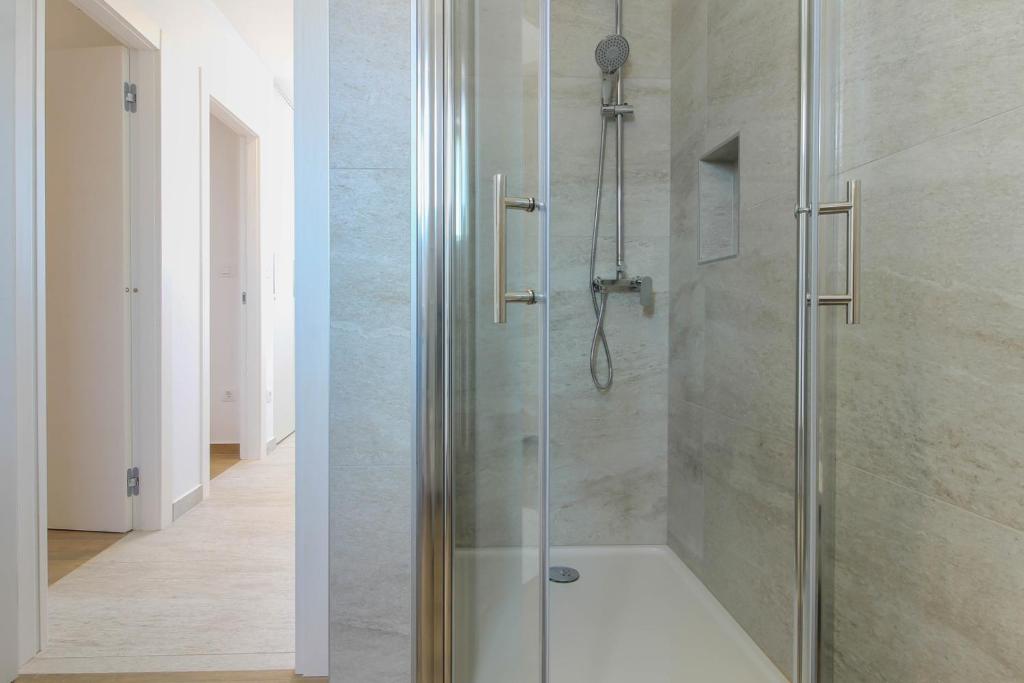Kúpeľňa v ubytovaní Villa Sunshine with private Hydromassage Pool near the beach