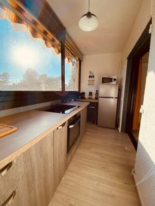 Kuchyňa alebo kuchynka v ubytovaní Appartement à Fréjus