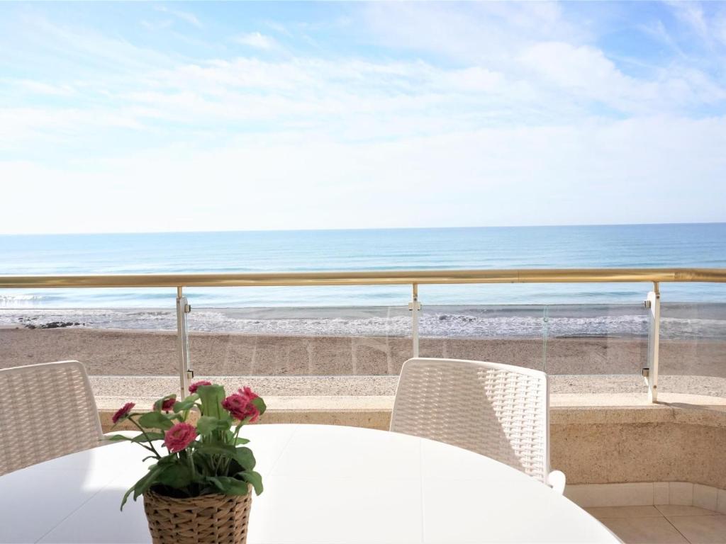 una mesa y sillas con vistas a la playa en Villa Service - Barco 3º, en Calafell