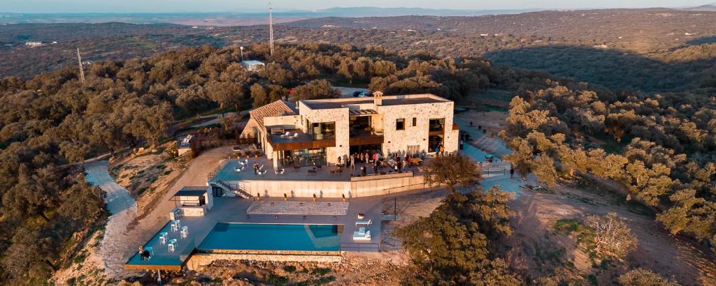 una vista aérea de una casa con piscina en Hoteles Desconecta2 en Monesterio