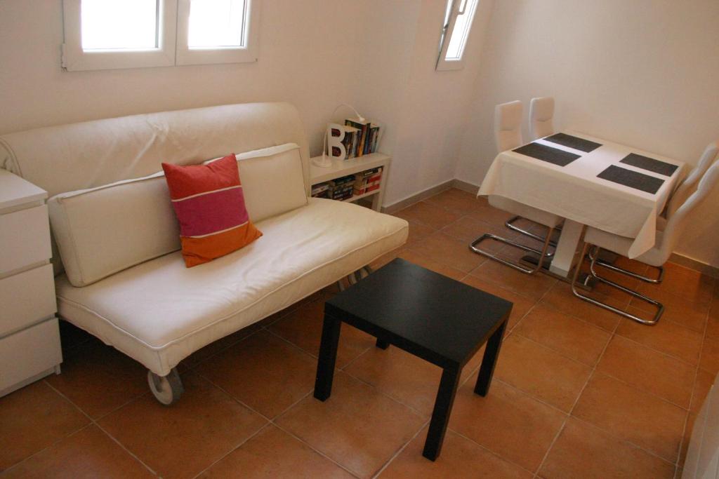 Posedenie v ubytovaní Cozy Jelsa apartment in the shade of the pines.
