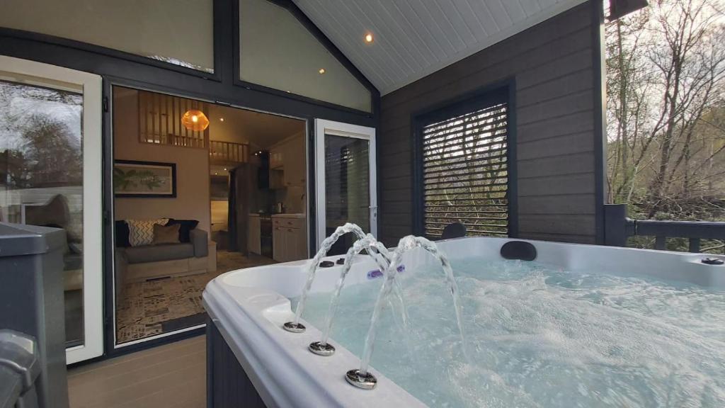 een bad met fonteinen in een huis bij P57 - Riverside Family Pod with Hot Tub in Bethesda