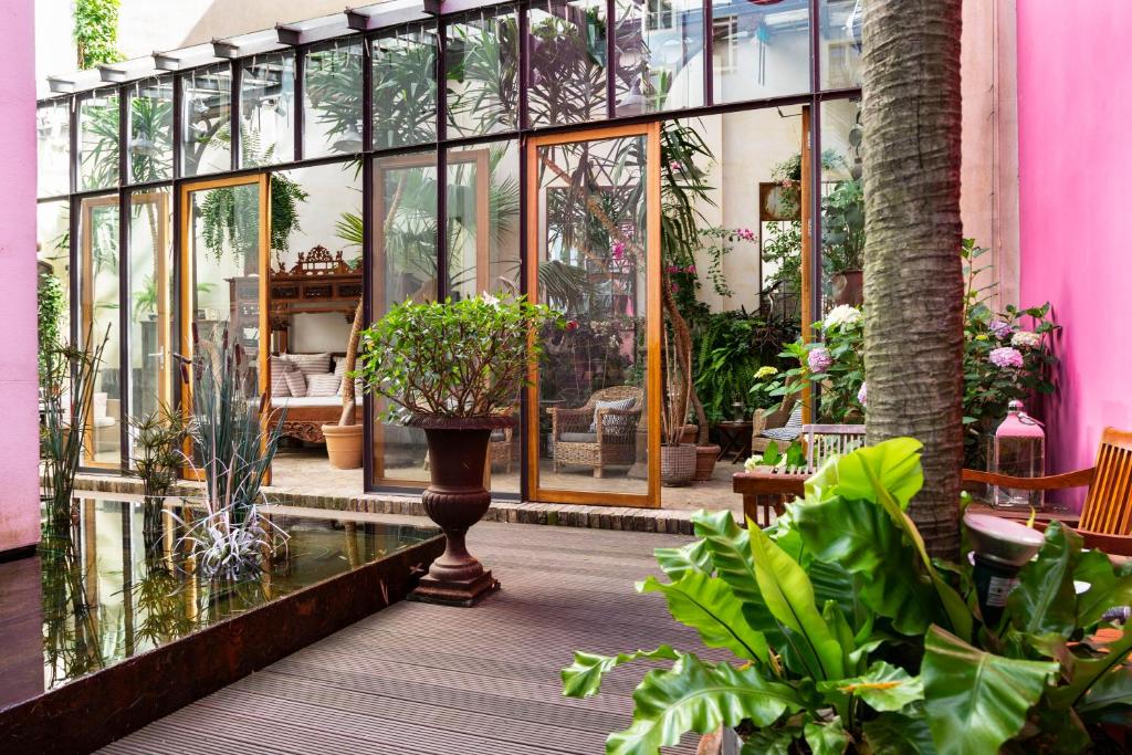 un invernadero lleno de muchas plantas en Numa Berlin Belfort, en Berlín