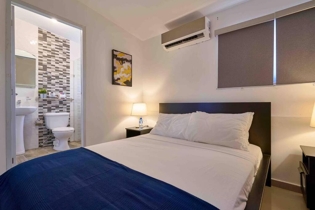 Postel nebo postele na pokoji v ubytování Studio Apartment in Los Jardines Sleeps 2
