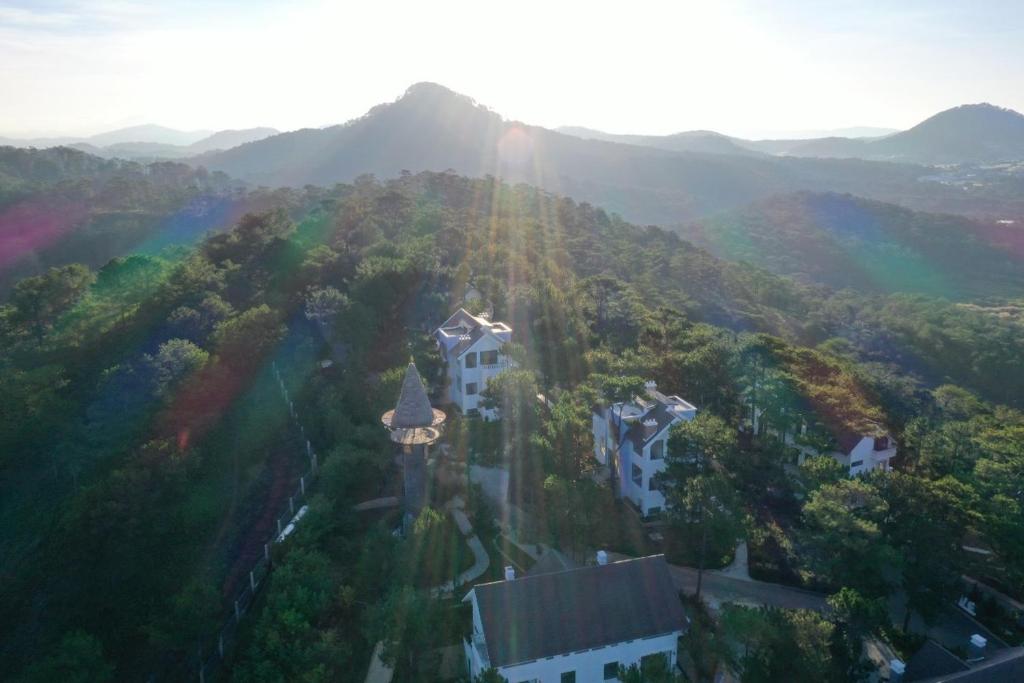 Pohľad z vtáčej perspektívy na ubytovanie Love Hill Resort