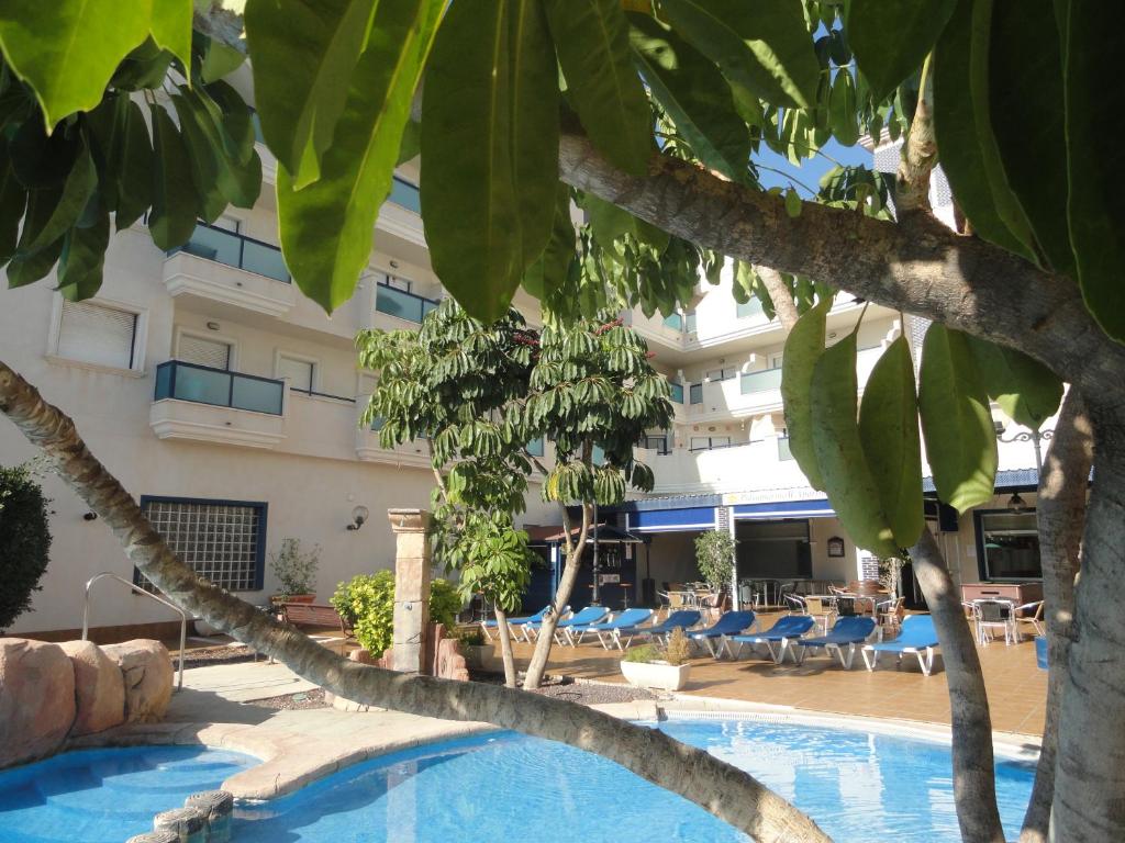 una piscina frente a un hotel en Playa Marina Phase II, en Cabo Roig
