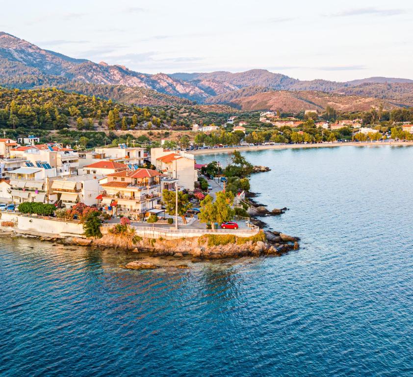 een luchtzicht op een klein eiland in het water bij Magda Rooms ''Sea View'' in Neos Marmaras