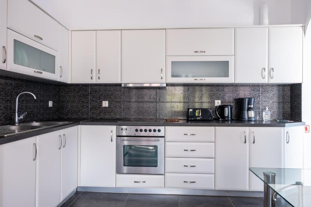 Kuchyň nebo kuchyňský kout v ubytování Adelphi Apartments