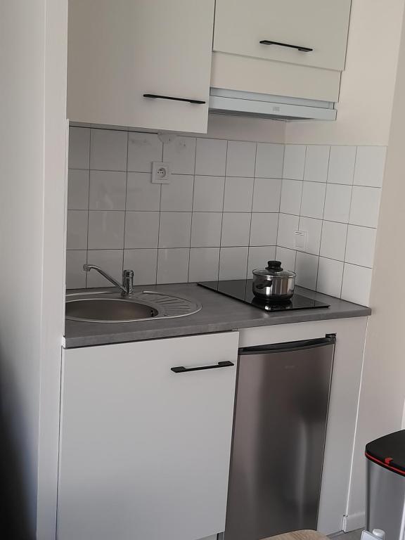 Kuchyňa alebo kuchynka v ubytovaní Studio avec jardinet