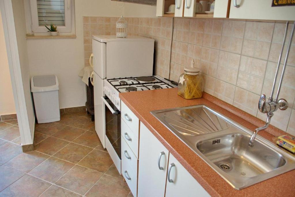 Kuchnia lub aneks kuchenny w obiekcie Two bedroom apartments Elvira