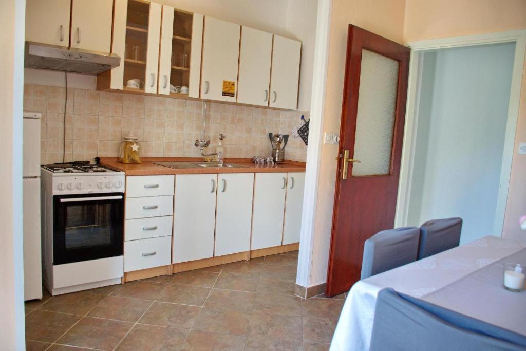 Kuchnia lub aneks kuchenny w obiekcie Two bedroom apartments Elvira