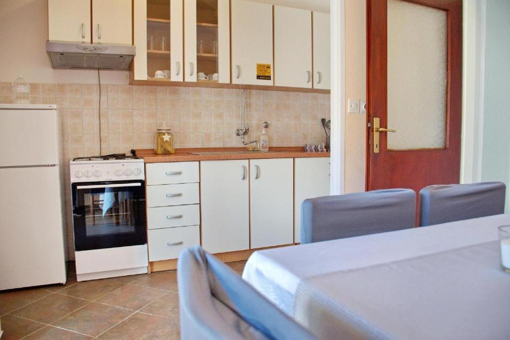 Kuchnia lub aneks kuchenny w obiekcie Two bedroom apartments Elvira